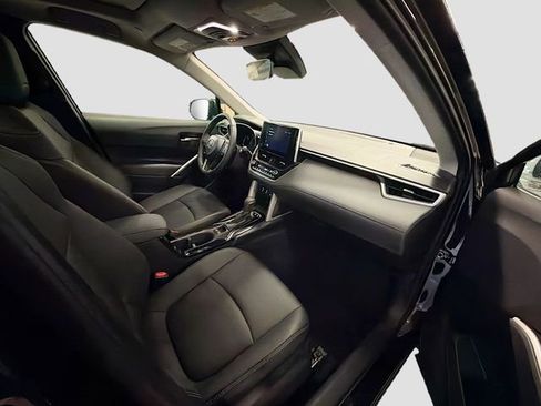 Used 2025 Toyota Corolla Cross XLE image 28