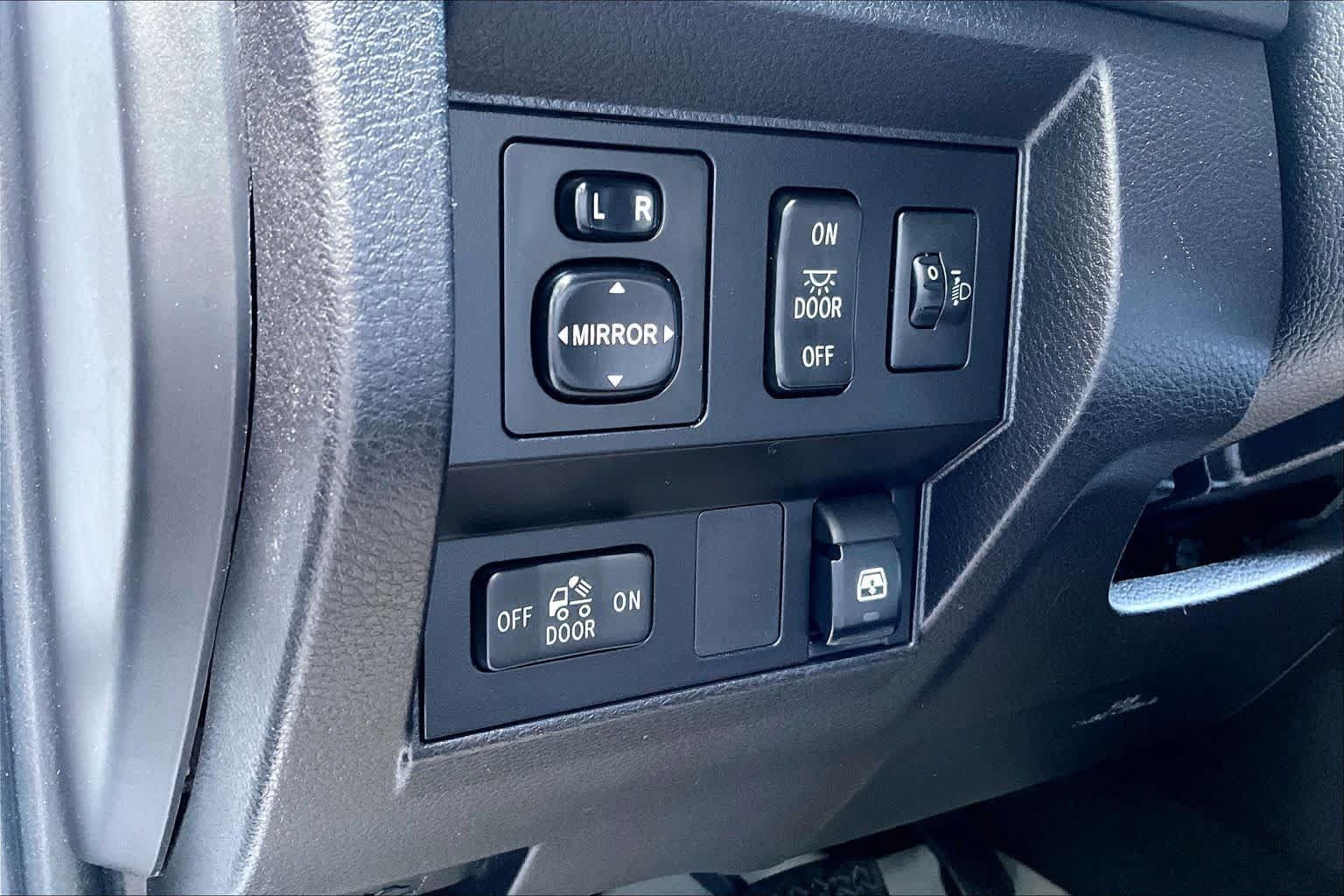 Used 2015 Toyota Tundra SR5 w/ TRD Off Road Package AWD/4WD image 31