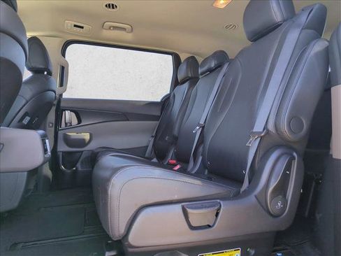 Used 2025 Kia Carnival image 19