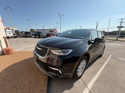 Used 2025 Chrysler Pacifica Select