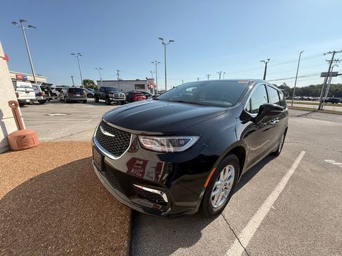 Used 2025 Chrysler Pacifica Select FWD image 1