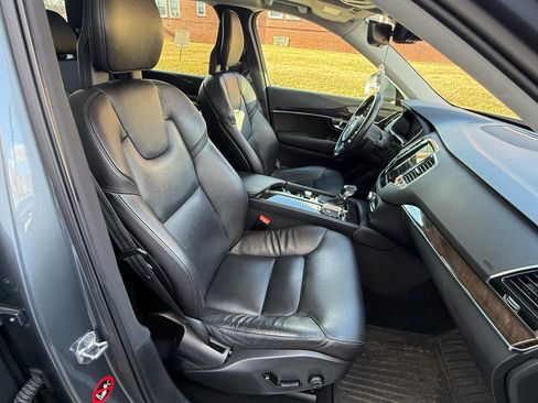 Used 2017 Volvo XC90 T6 Momentum w/ Vision Package image 27