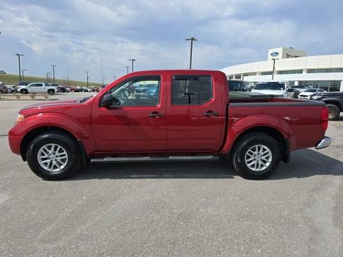 Used 2019 Nissan Frontier SV image 2