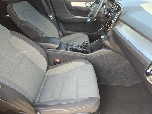 Used 2024 Volvo XC40 B5 Core AWD/4WD image 9