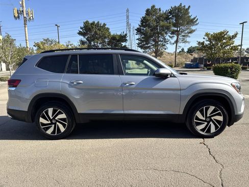 Used 2025 Volkswagen Atlas SE image 3