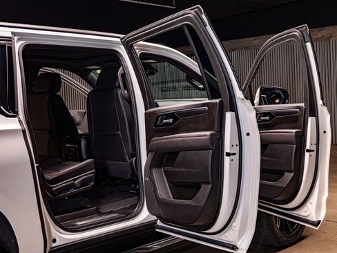 Used 2025 Chevrolet Suburban RST w/ Comfort Package image 30