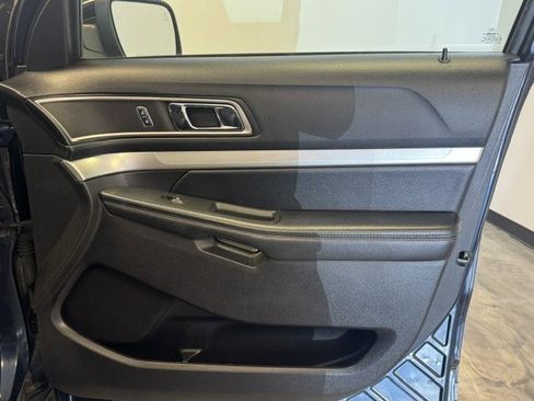 Used 2017 Ford Explorer XLT w/ Equipment Group 202A AWD/4WD image 45