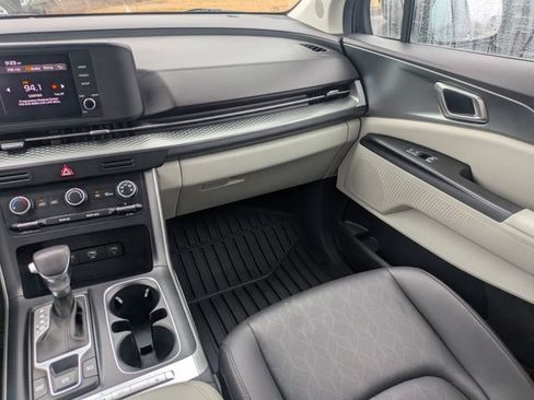 Used 2023 Kia Carnival LX image 18