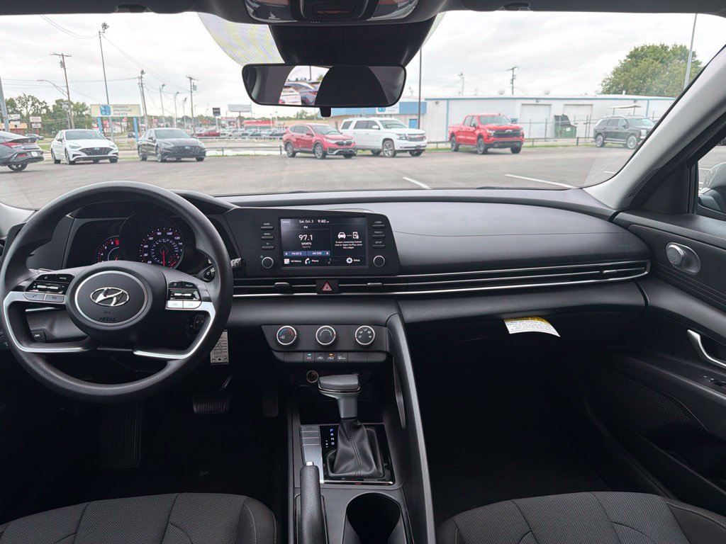 Used 2023 Hyundai Elantra SE FWD image 10