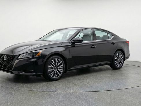 Used 2025 Nissan Altima 2.5 SV image 3