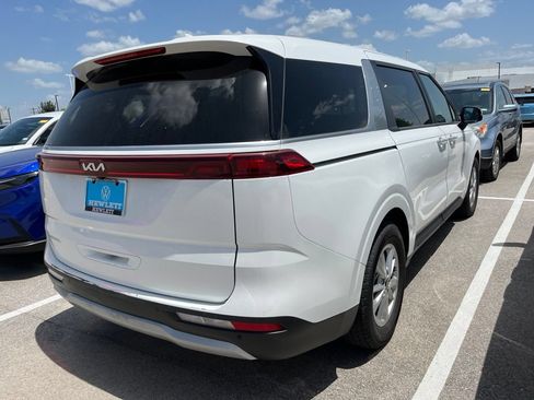 Used 2024 Kia Carnival LX FWD image 3