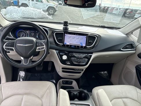 Used 2021 Chrysler Pacifica Touring-L image 16