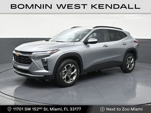 Used 2025 Chevrolet Trax LT FWD image 1