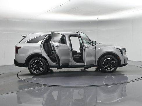 Used 2025 Kia Sorento S w/ Panoramic Sunroof Package FWD image 5