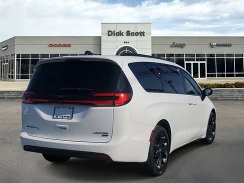 Used 2023 Chrysler Pacifica Limited w/ S Appearance Package image 5