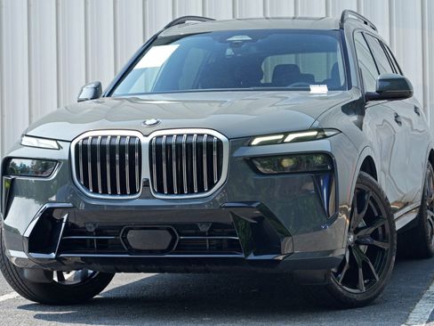 Used 2023 BMW X7 xDrive40i w/ M Sport Package AWD/4WD image 3