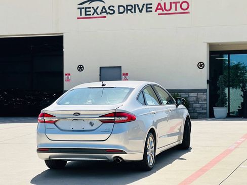 Used 2017 Ford Fusion SE FWD image 11