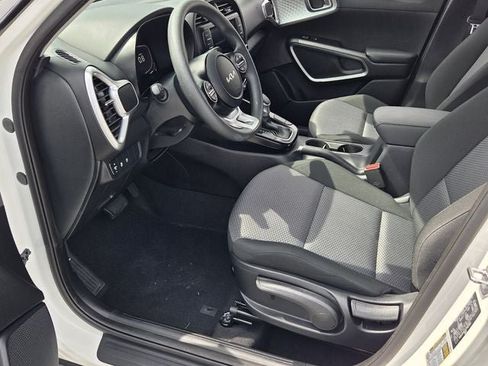 Used 2025 Kia Soul LX w/ LX Technology Package FWD image 11