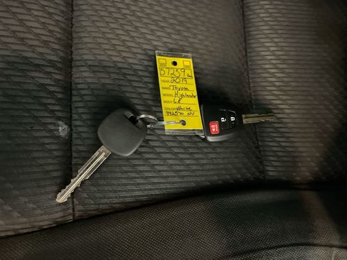 Used 2019 Toyota Highlander LE AWD/4WD image 26