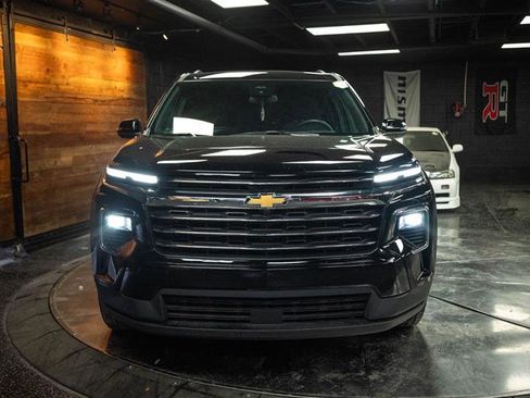 Used 2025 Chevrolet Traverse LT image 4