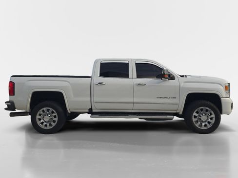 Used 2017 GMC Sierra 2500 Denali w/ Duramax Plus Package AWD/4WD image 2