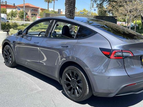 Used 2023 Tesla Model Y Long Range AWD/4WD image 39