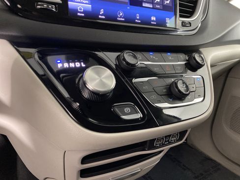 Used 2024 Chrysler Pacifica Touring-L image 29