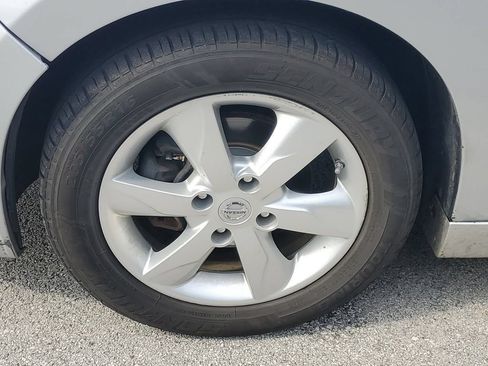 Used 2010 Nissan Versa Hatchback w/ Premium Pkg FWD image 5
