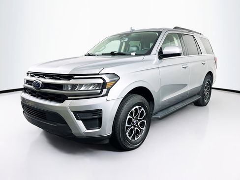 Used 2024 Ford Expedition XLT image 3