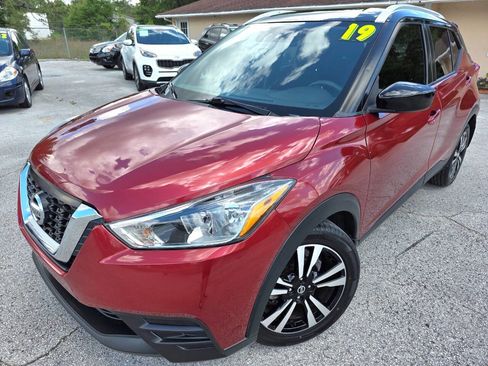 Used 2019 Nissan Kicks SV FWD image 1