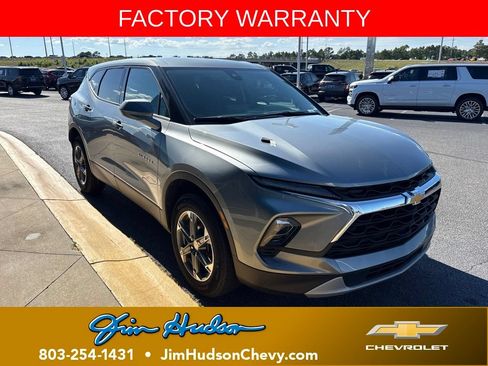 Used 2025 Chevrolet Blazer LT FWD image 1