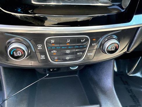 Used 2021 Chevrolet Traverse LT FWD image 23