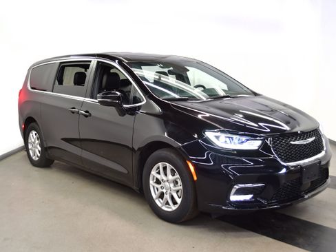 Used 2025 Chrysler Pacifica Select FWD image 2