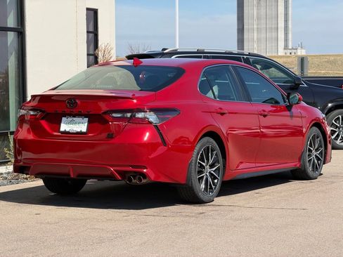 Used 2022 Toyota Camry SE w/ Cold Weather Package image 5