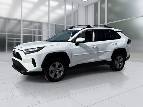 Used 2022 Toyota RAV4 XLE w/ Convenience Package FWD image 2