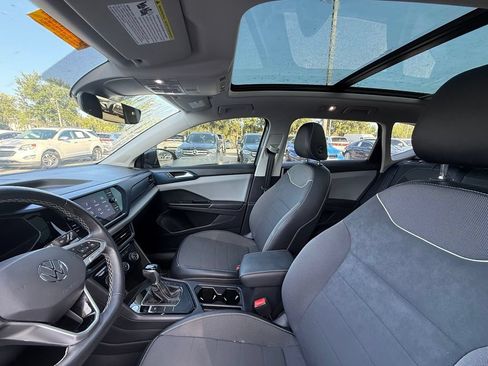 Used 2023 Volkswagen Taos SE w/ Panoramic Sunroof Package FWD image 18