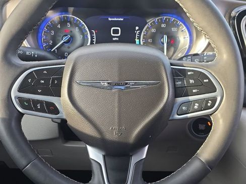 Used 2024 Chrysler Pacifica Touring-L image 26