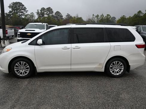 Used 2015 Toyota Sienna XLE image 2