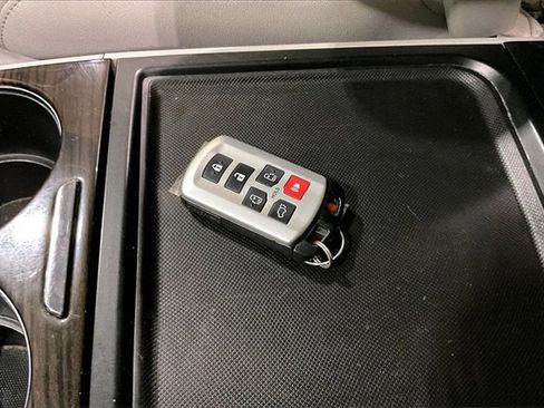 Used 2019 Toyota Sienna XLE image 11