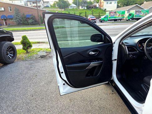 Used 2021 Jeep Cherokee Latitude image 9