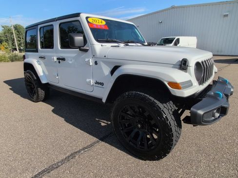 Used 2024 Jeep Wrangler Unlimited w/ Convenience Group AWD/4WD image 9