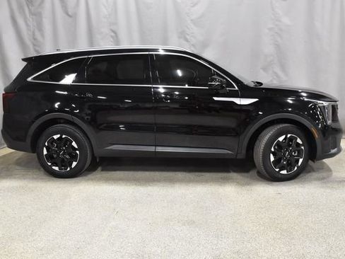 Used 2024 Kia Sorento S image 2