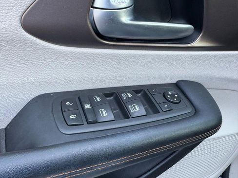 Used 2017 Chrysler Pacifica Touring image 15