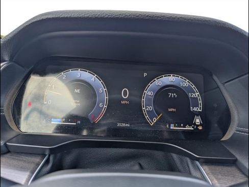 Used 2025 Jeep Grand Cherokee Limited w/ Luxury Tech Group II image 13