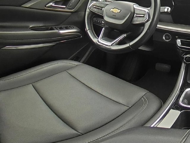 Used 2025 Chevrolet Traverse LT AWD/4WD image 32