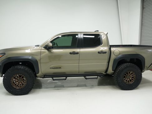 Used 2025 Toyota Tacoma TRD Off-Road AWD/4WD image 6