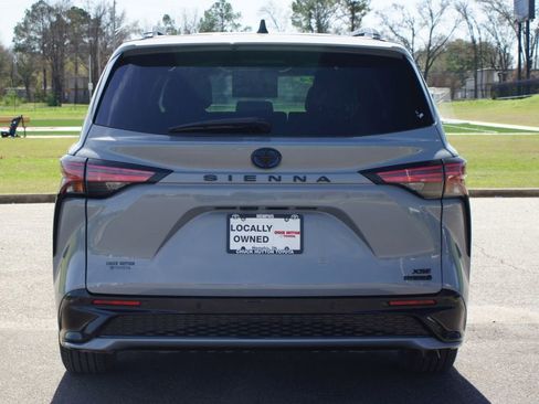 Used 2024 Toyota Sienna XSE w/ XSE Premium Package image 3