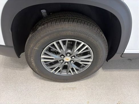 New 2027 Chevrolet Traverse LT w/ Driver Confidence Package FWD image 7