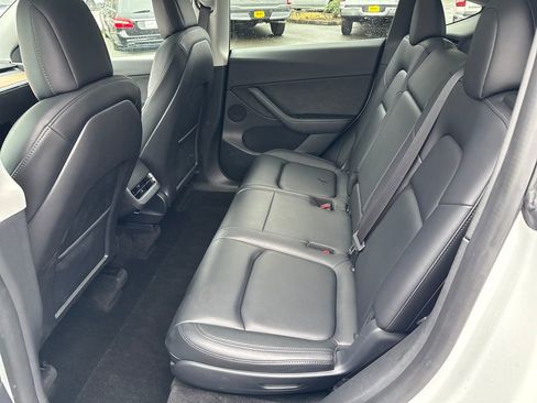 Used 2022 Tesla Model Y Long Range image 14