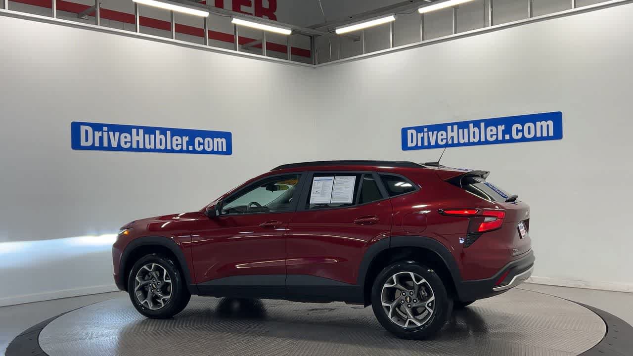 Used 2025 Chevrolet Trax LT FWD image 8